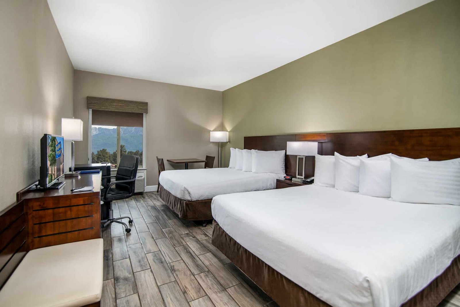 Want a Hotel w/ a full Continental Breakfast, Pool, Hot tub? Hillside Inn